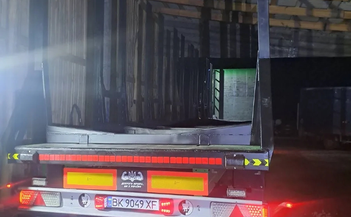 Переобладнуємо полуприцепи штори під лісовоз Переобладнуємо полуприцепи штори під лісовоз