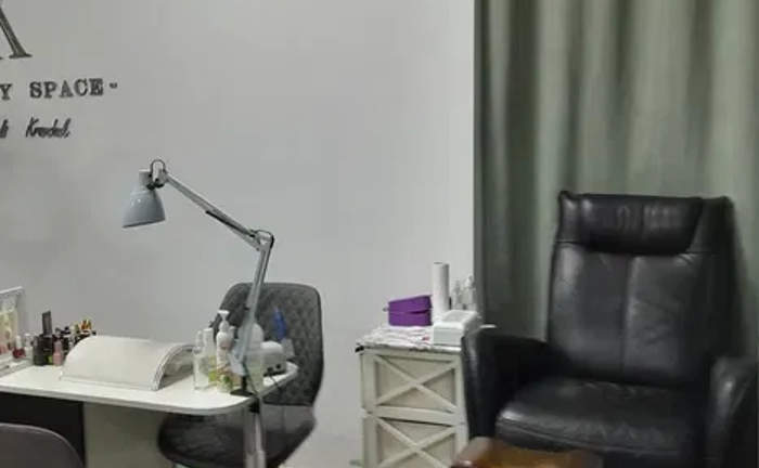 Місце для майстра манікюру в студії. Місце для майстра манікюру в студії.