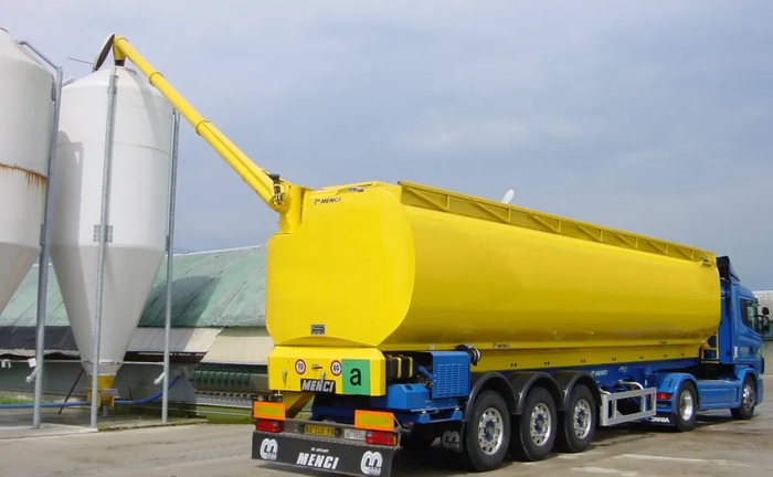 🚜 Кормовоз: Надійна логістика для тваринництва та птахівництва 🚜 Кормовоз: Надійна логістика для тваринництва та птахівництва