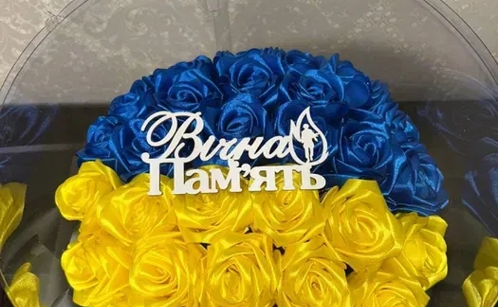 Памʼятний букет з атласної стрічки. Букет "вічна пам'ять". Памʼятний букет з атласної стрічки. Букет "вічна пам'ять".