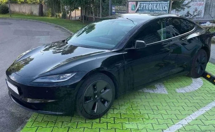 242 Авто на весілля Tesla Model 3 чорна з водієм 242 Авто на весілля Tesla Model 3 чорна з водієм