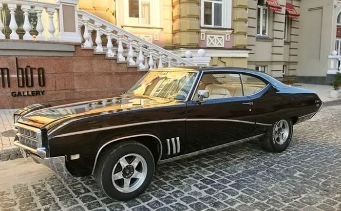 212 Ретро авто на зйомки фотосесії Buick Skylark Custom 212 Ретро авто на зйомки фотосесії Buick Skylark Custom