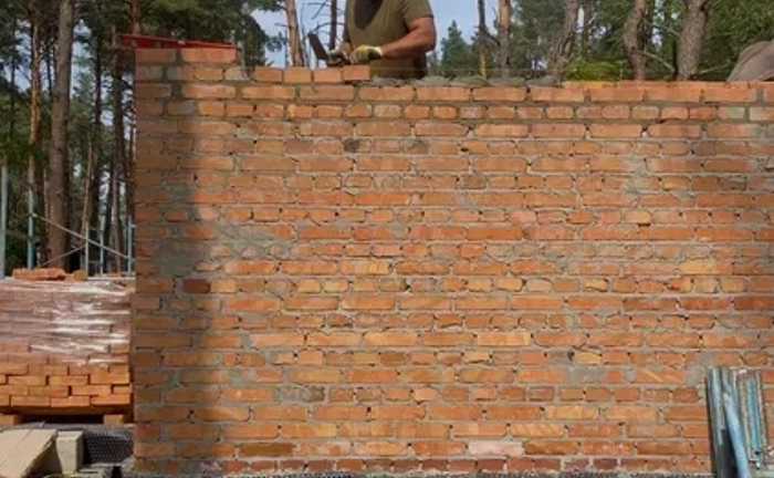 Мурування цегли. Бригада будівельників. Будівництво будинків. Мурування цегли. Бригада будівельників. Будівництво будинків.