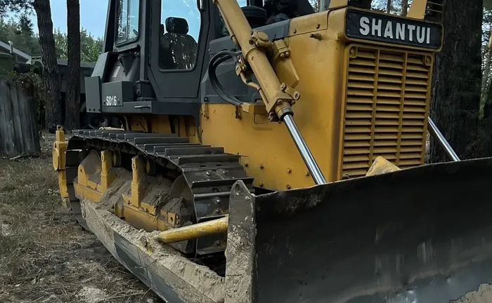 Бульдозер Shantui SD16 з оператором Бульдозер Shantui SD16 з оператором
