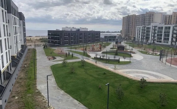 Паркомісця (2 зручні) поруч у сучасному паркінгу