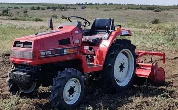 Профессиональная вспашка земли минитрактором: быстро, ровно и в труднодоступных местах! Профессиональная вспашка земли минитрактором: быстро, ровно и в труднодоступных местах!