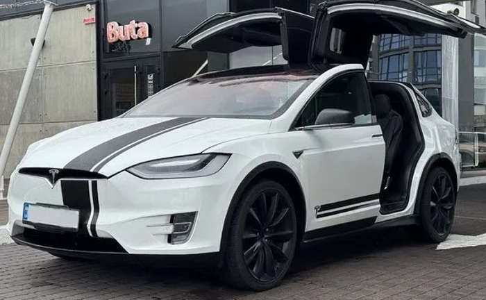 001 Tesla Model X біла на весілля 001 Tesla Model X біла на весілля