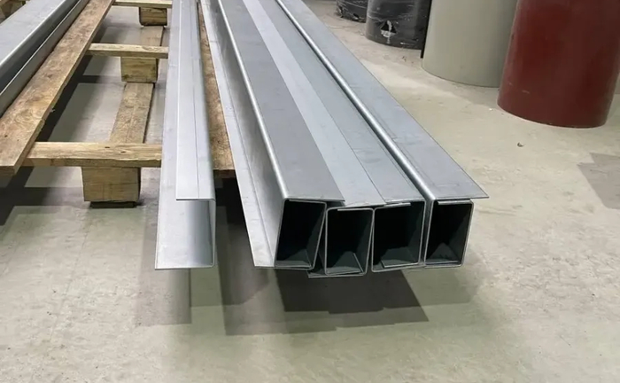 Гнуття деталей на поворотно-згинальному станку фірми SСHRODER Гнуття деталей на поворотно-згинальному станку фірми SСHRODER