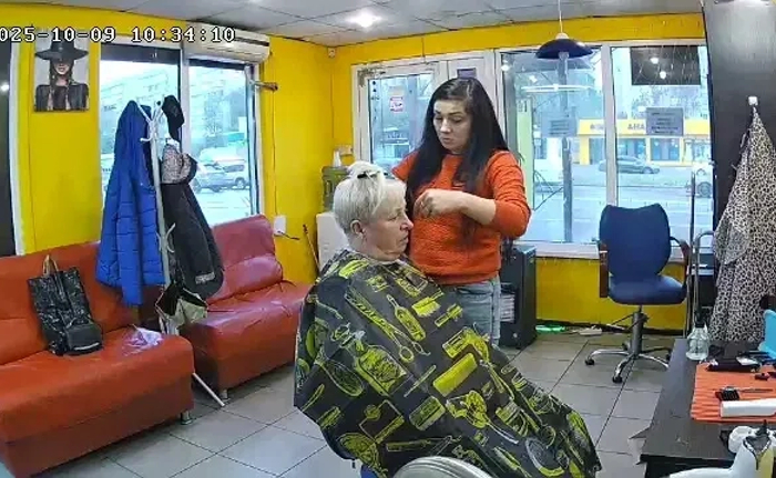 Крісло для надання перукарських послуг. Крісло для стрижки.