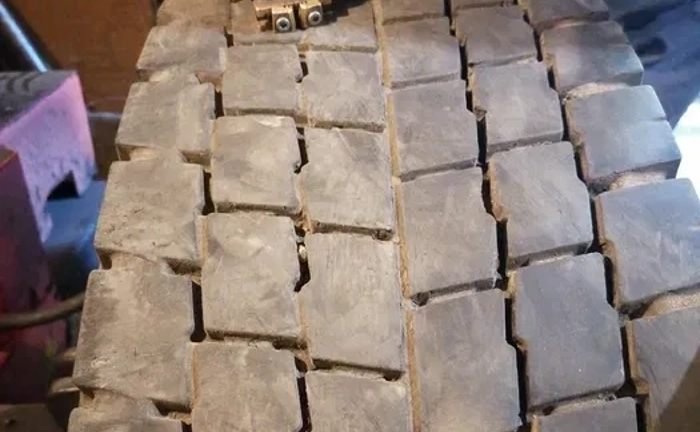 Нарізка протектора вантажних шин . Шиномонтаж TIR . Нарізка протектора вантажних шин . Шиномонтаж TIR .