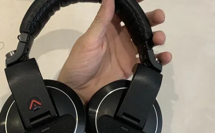 Ремонт навушників і реставрація шкіряних елементів Ремонт навушників і реставрація шкіряних елементів