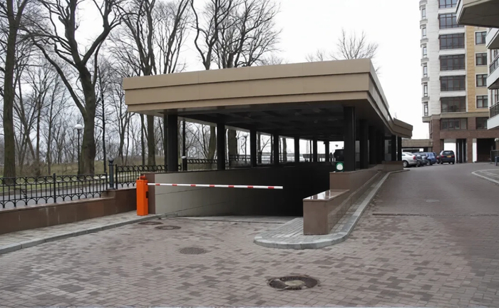 Паркомісце в закритому паркінгу