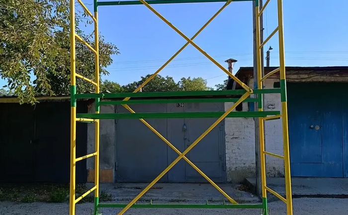 Універсальна вишка тура на колесах Універсальна вишка тура на колесах