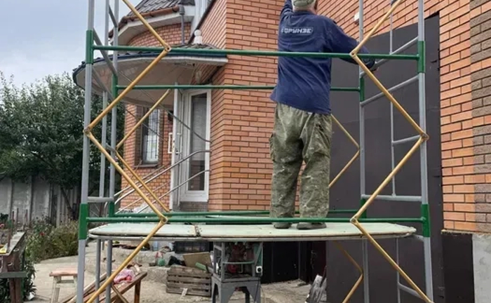 Будівельні риштування-вишка