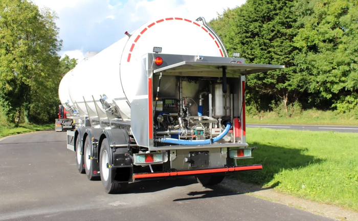 Автомобільна цистерна для перевезення молока. Безпечна та зручна. Автомобільна цистерна для перевезення молока. Безпечна та зручна.