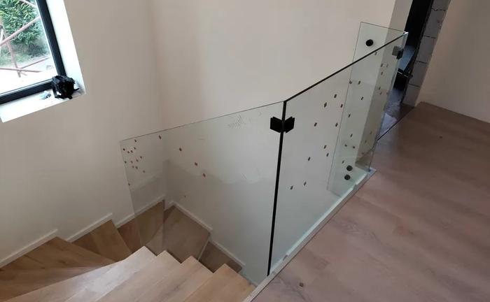 Скляні міжкімнатні перегородки, огорожі, перила, козирьки, двері