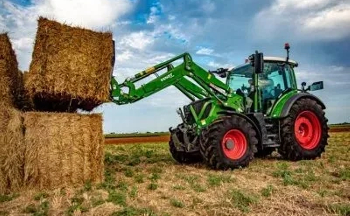 Послуги трактора для ведення сільськогосподарських робіт.