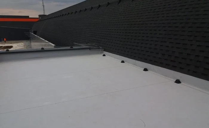 ПВХ мембрана та її влаштування на покрівлі, ремонт плоских дахів