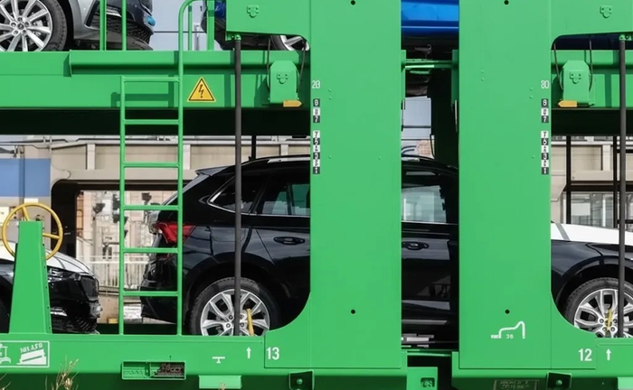 Вагон-платформа доступний та готовий до завантаження