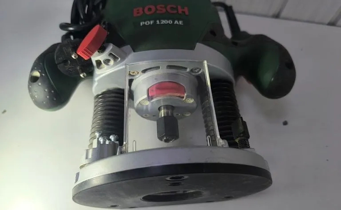 Вертикальний фрезер Bosch POF 1200 AE (Фрезер по дереву) Вертикальний фрезер Bosch POF 1200 AE (Фрезер по дереву)