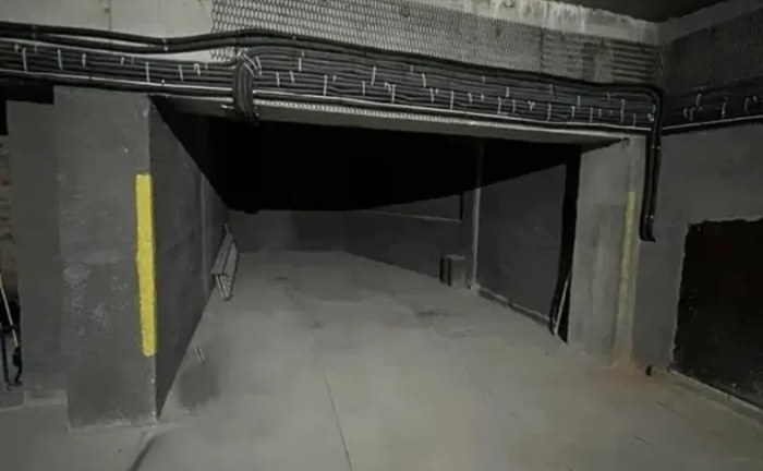 Місце на паркінгу поруч з будинком