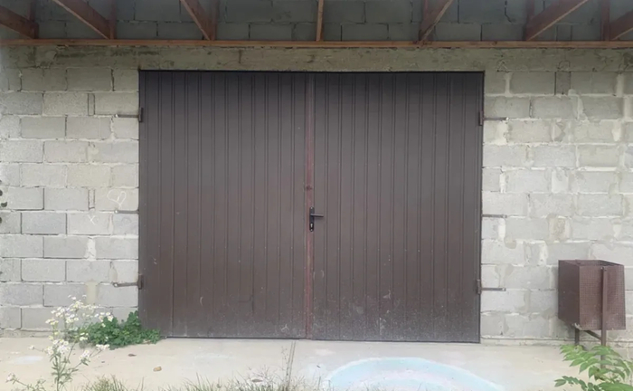 Новий гараж: з витяжками та металевими воротами