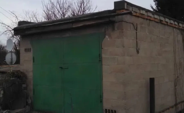 Цегляний гараж для авто або зберігання з зручним заїздом