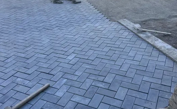 Укладання тротуарної плитки, борту, укладка бруківки. Укладання тротуарної плитки, борту, укладка бруківки.