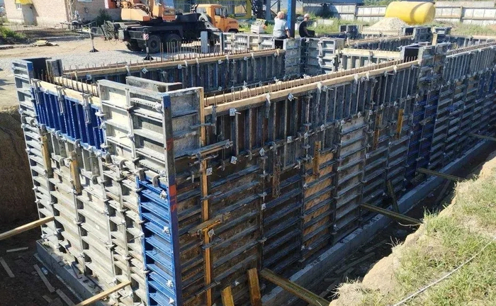 Вертикальна опалубка для монолітного будівництва. Вертикальна опалубка для монолітного будівництва.