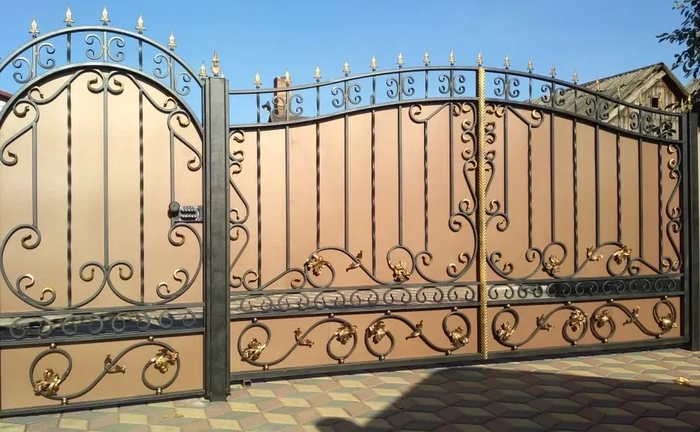 Ексклюзивні металеві ковані ворота, виготовлені на замовлення за індивідуальним дизайном та високою якістю виконання
