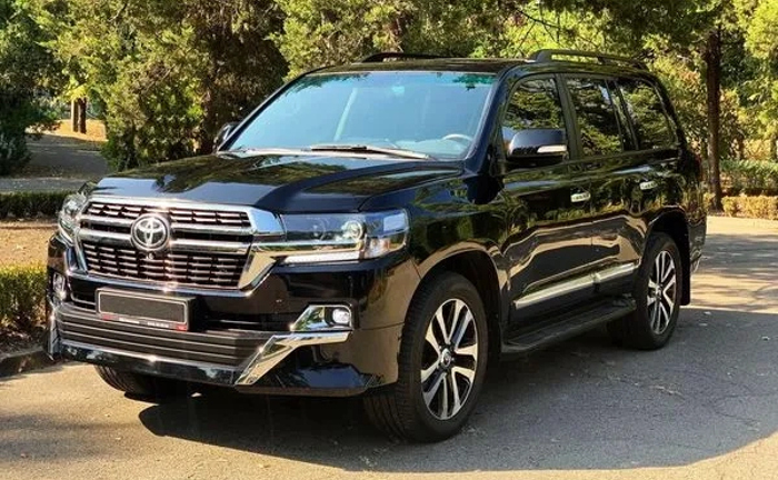 254 Позашляховик Toyota Land Cruiser 200 без водія 254 Позашляховик Toyota Land Cruiser 200 без водія