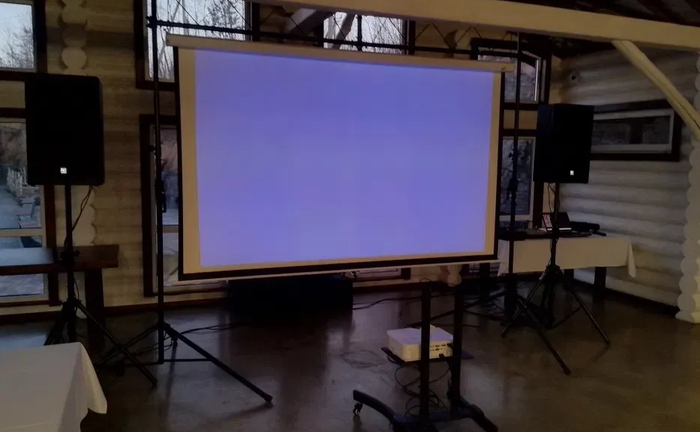 Екран проектор мікрофони звук та інше для конференцій презента Екран проектор мікрофони звук та інше для конференцій презента