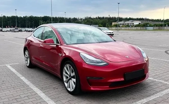 252 Tesla Model 3 75D червона з водієм без водія 252 Tesla Model 3 75D червона з водієм без водія