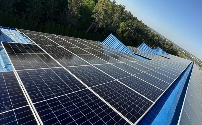 Монтаж сонячних панелей, підключення інвертора, гібридні системи