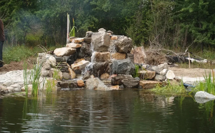Водоспад заввишки 1,5 метра та завширшки приблизно 2 метри Водоспад заввишки 1,5 метра та завширшки приблизно 2 метри