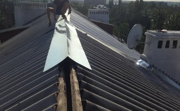 Монтаж коника даху від 100 ₴/пог.м Монтаж коника даху від 100 ₴/пог.м