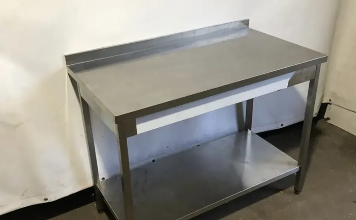 Стіл з нержавіючої сталі з полицею для HoReCa