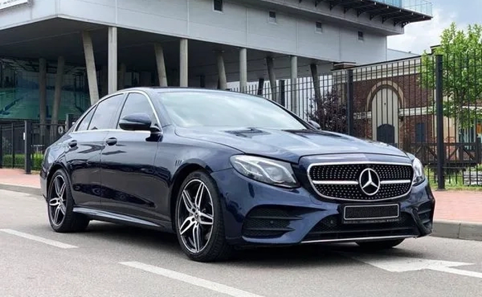 219 Mercedes W213 E220d синій без водія 219 Mercedes W213 E220d синій без водія