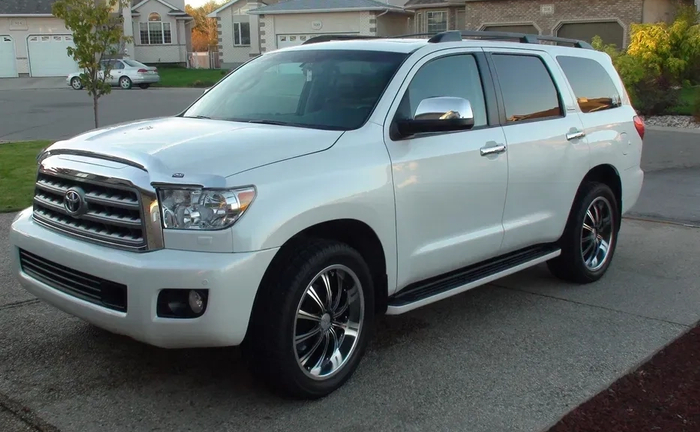 Toyota Sequoia біла срібло чорний екскур 8 місць Toyota Sequoia біла срібло чорний екскур 8 місць