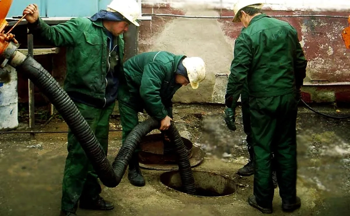 Мулосос : Очищення вигрібних ям, септиків та ливнівок. Мулосос : Очищення вигрібних ям, септиків та ливнівок.