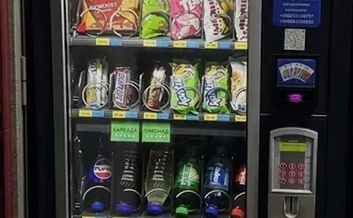 Вендінговий автомат для перекусів і напоїв Jofemar Вендінговий автомат для перекусів і напоїв Jofemar