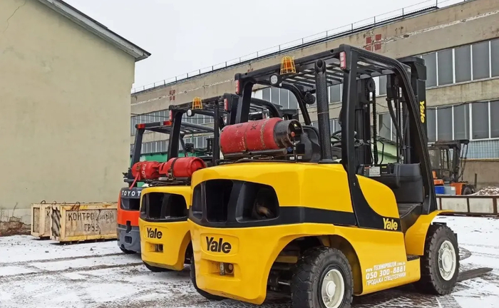 Вилковий навантажувач вантажопідйомністю (1,5–9 т).