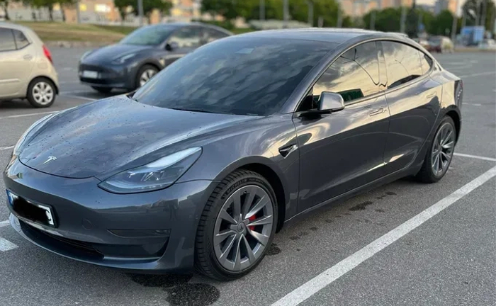Tesla 3 під таксі , під особисті цілі Tesla 3 під таксі , під особисті цілі