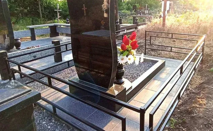 Оградки из металла на кладбище недорого и качественно Оградки из металла на кладбище недорого и качественно
