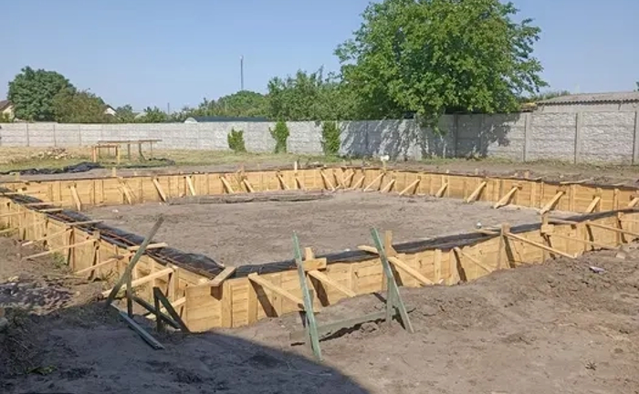 Фундамент під ключ, Стрічковий фундамент, Підпірні стіни.