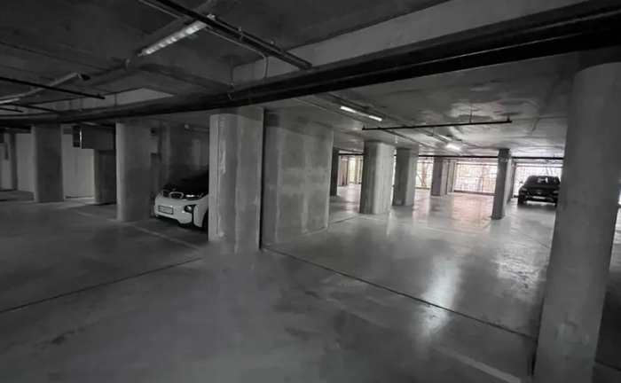 Автостоянка в підземному паркінгу