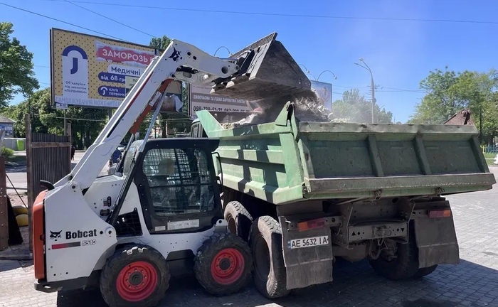 Міні бобкат bobcat екскаватор планування вивезення навантаження сміття