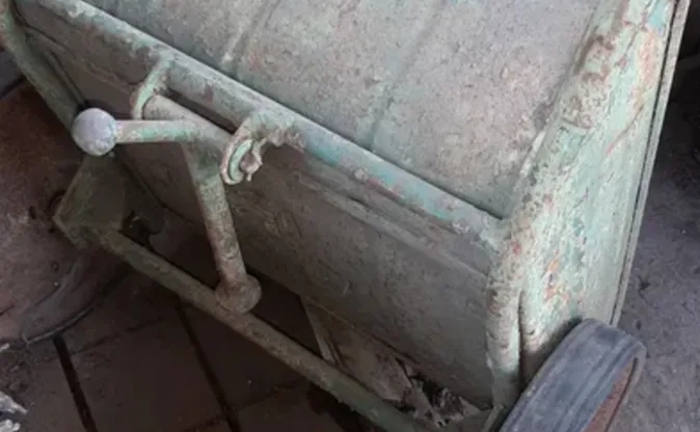 Садова тачка для перевезення важких предметів у саду або на дачі