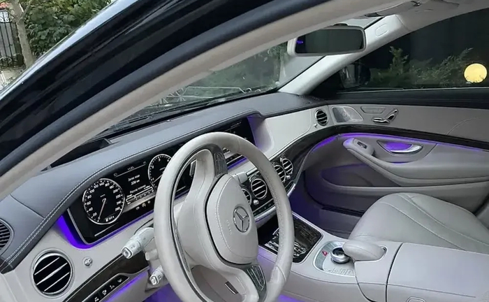Авто Мерседес с водителем. Mercedes-Benz
