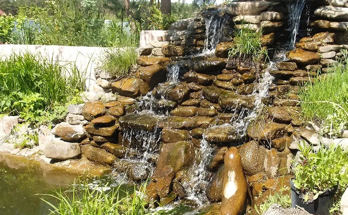 Водоспад заввишки приблизно 2,5 метра та завширшки приблизно 3,5 метра Водоспад заввишки приблизно 2,5 метра та завширшки приблизно 3,5 метра